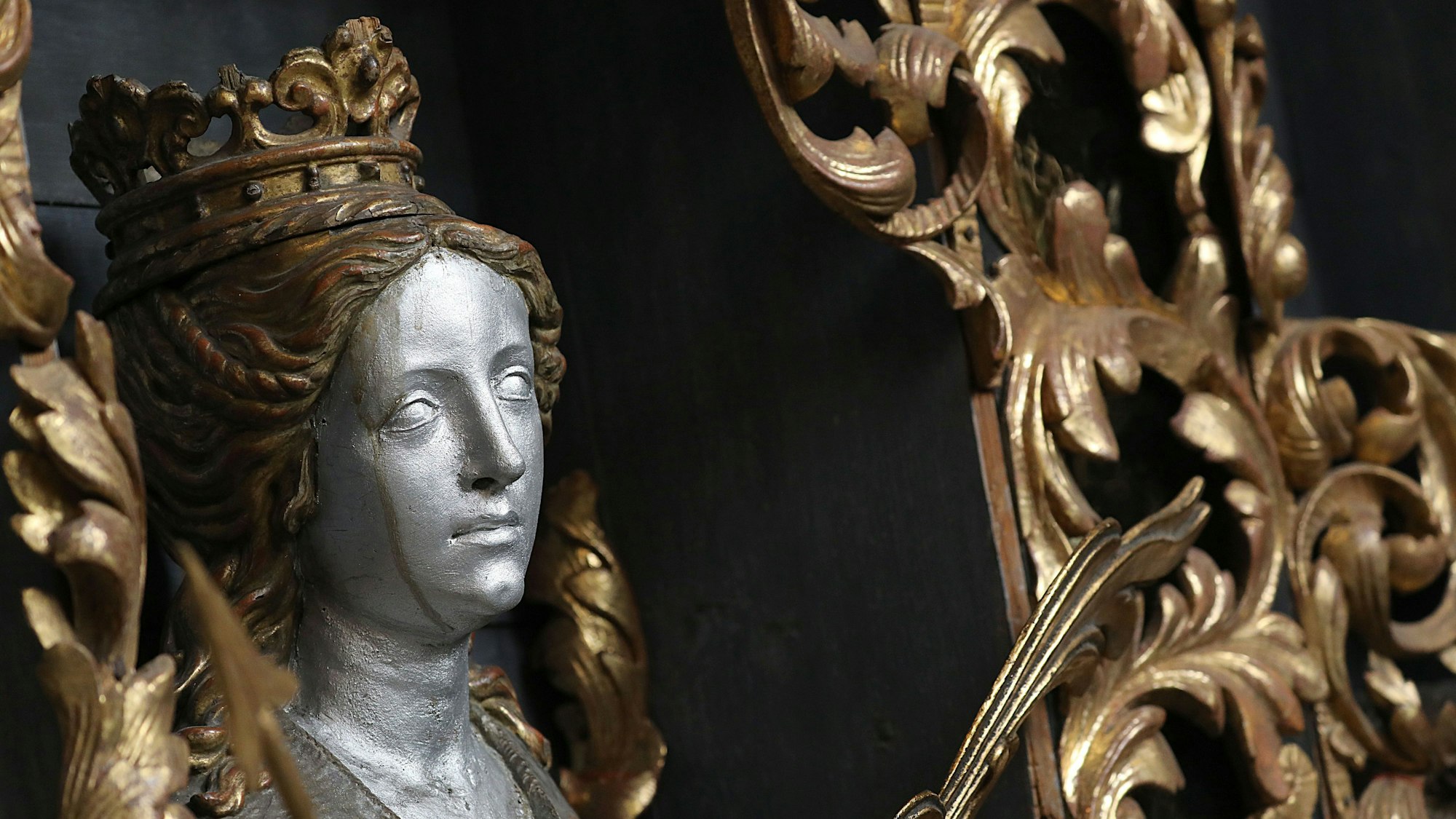 Die Büste der Märtyrin Ursula steht in der Knochenkammer der Kirche St. Ursula in einem Regal.