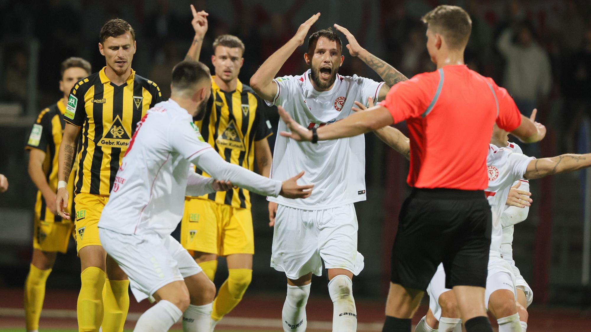 SC Fortuna Köln vs. Alemannia Aachen, 4.Liga,
Aufregung bei Fortuna über eine Schiedsrichterentscheidung (Fortuna), 06.10.2023, Bild: Herbert Bucco