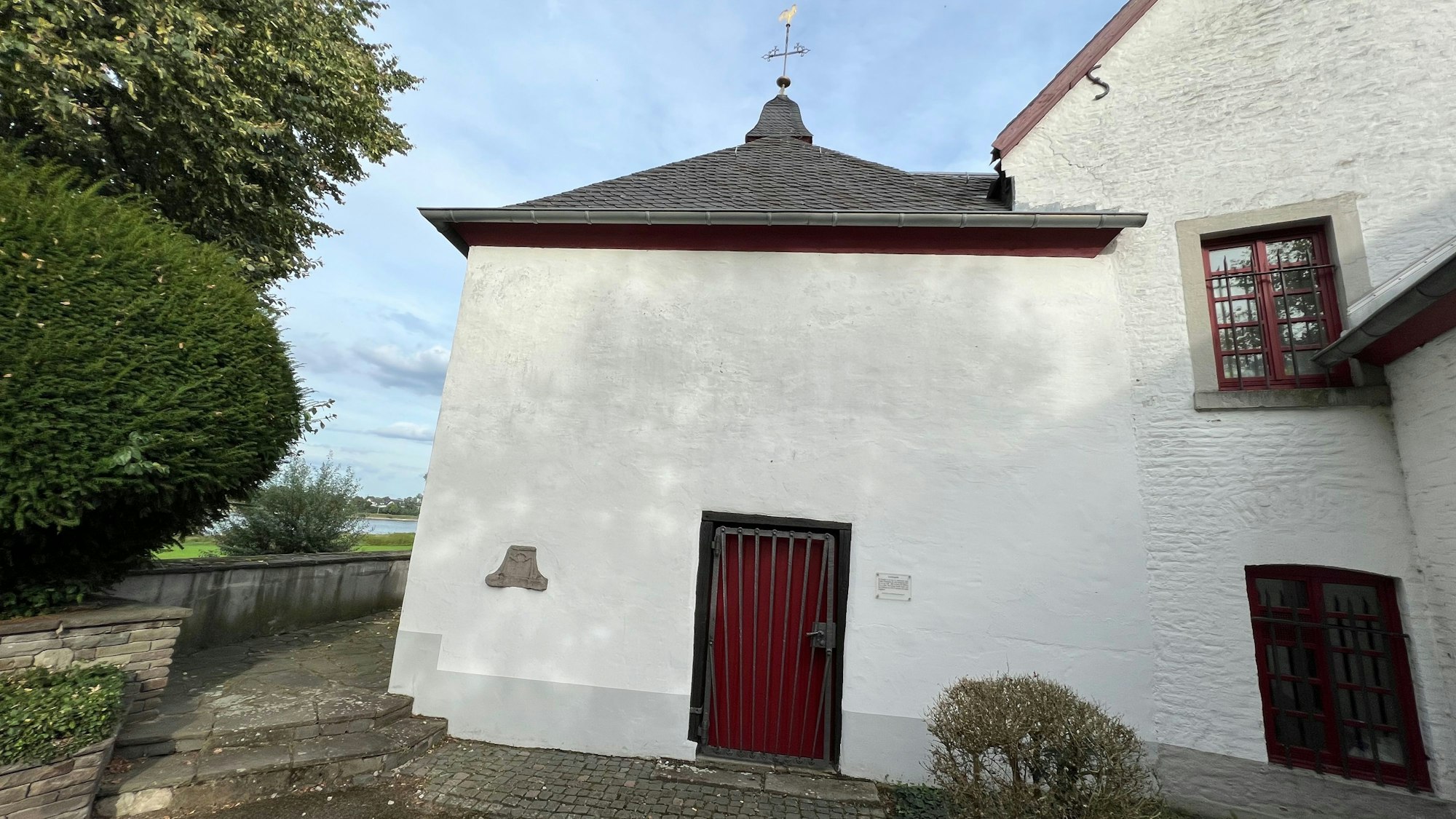 Das Bild zeigt eine weiße Kapelle in Wesseling.