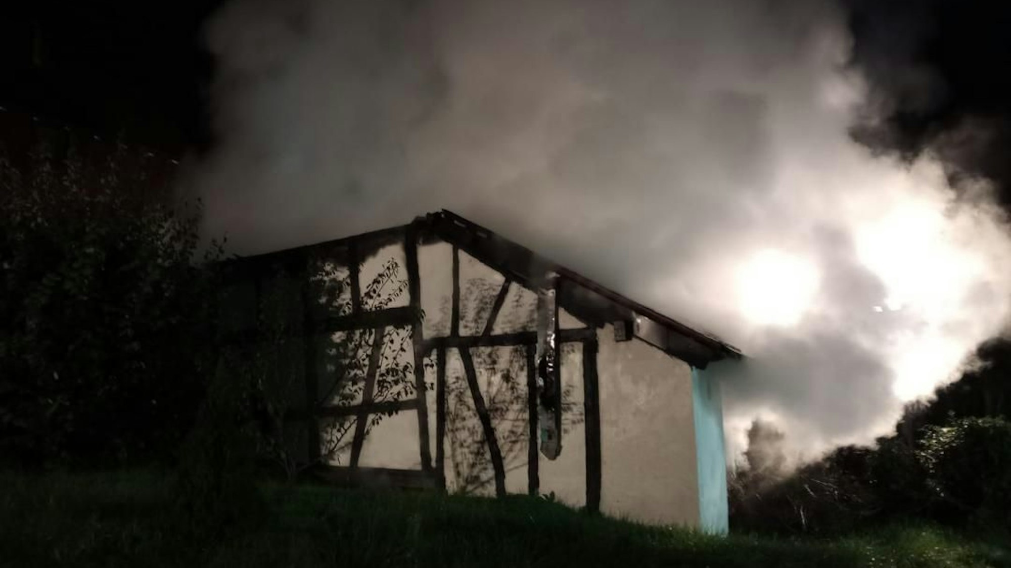 Dichter Rauch steht über einem Gebäude.