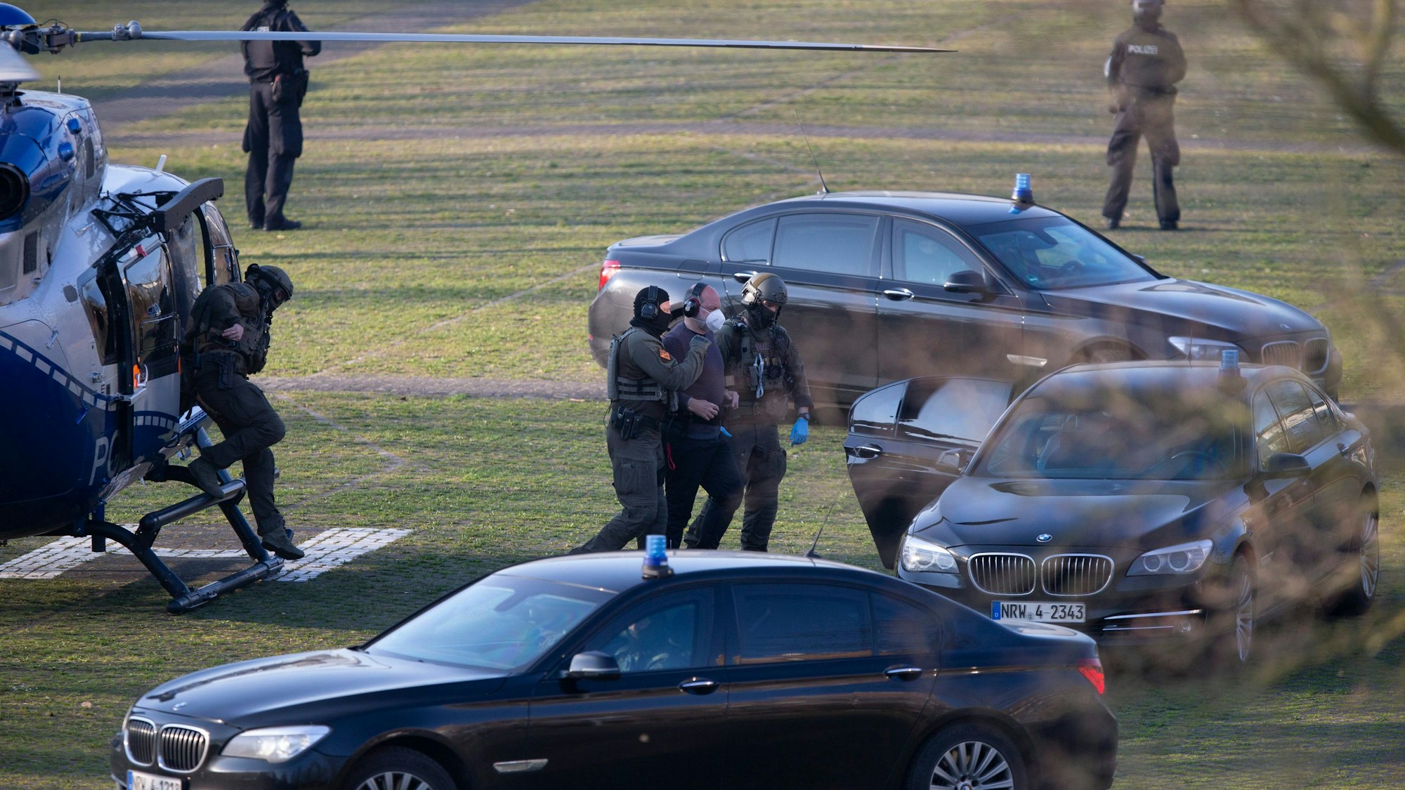 Thomas Drach auf dem Weg ins Landgericht — immer in Begleitung von Spezialkräften.