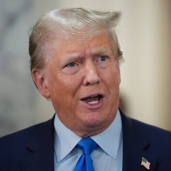 Donald Trump, ehemaliger Präsident der USA, spricht mit Journalisten während einer Mittagspause im New York Supreme Court.