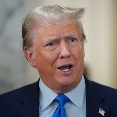 Donald Trump, ehemaliger Präsident der USA, spricht mit Journalisten während einer Mittagspause im New York Supreme Court.