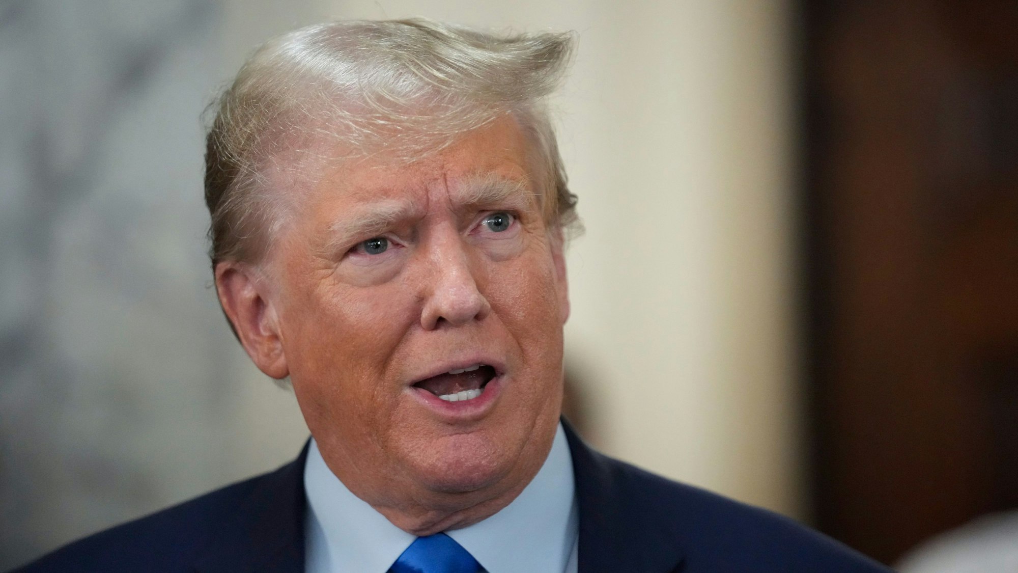 Donald Trump, ehemaliger Präsident der USA, spricht mit Journalisten während einer Mittagspause im New York Supreme Court.