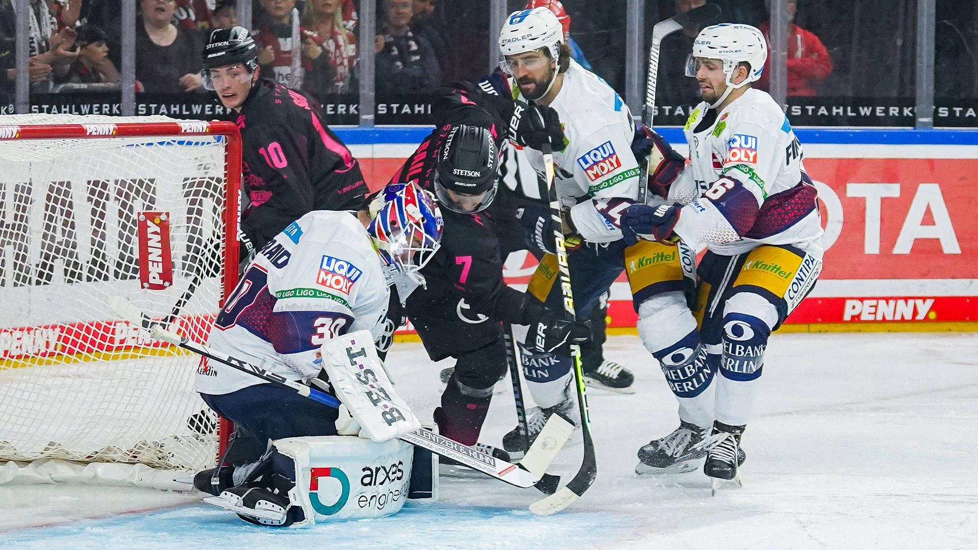 Eishockey Penny-DEL 8.Spieltag Kölner Haie - Eisbären Berlin am 06.10.2023 in der Lanxess Arena in Köln v.l.n.r. , Jake Hildebrand Berlin , Nick Bailen Köln , Julian Melchiori Berlin , Ben Finkelstein Berlin