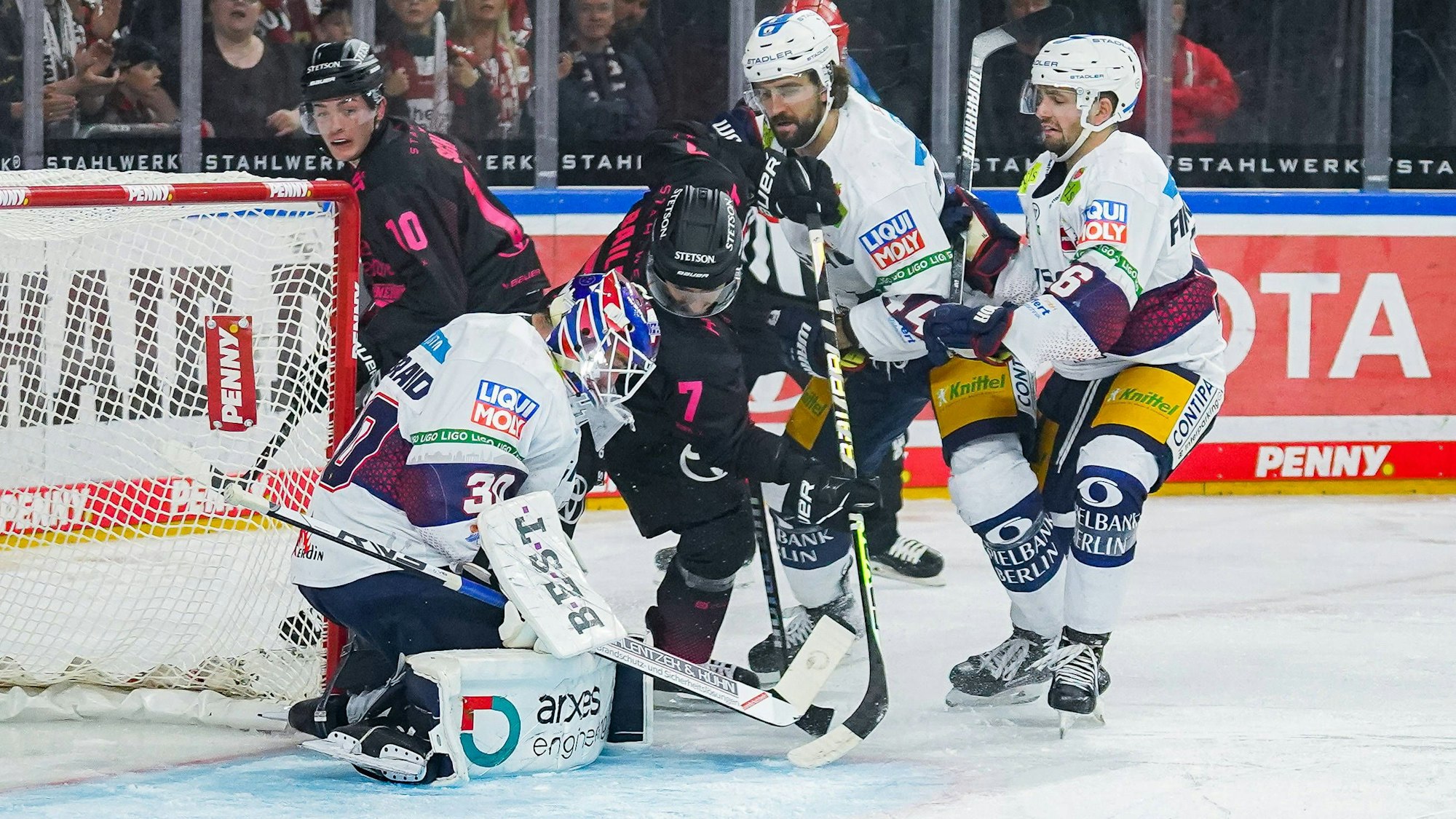Eishockey Penny-DEL 8.Spieltag Kölner Haie - Eisbären Berlin am 06.10.2023 in der Lanxess Arena in Köln v.l.n.r. , Jake Hildebrand  Berlin , Nick Bailen  Köln , Julian Melchiori  Berlin , Ben Finkelstein  Berlin