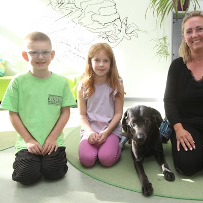 Mirya Blumenstein arbeitet mit Ella in der Hunde-AG mit den Kindern.