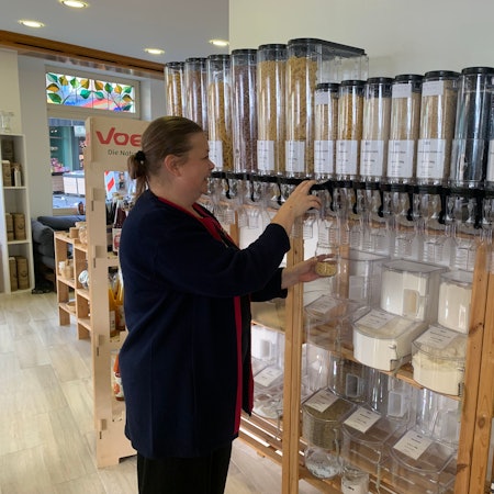 Regina Hopp-Konrad an der Abfpllstation in ihrem Unverpackt-Laden in der Troisdorfer Innenstadt.