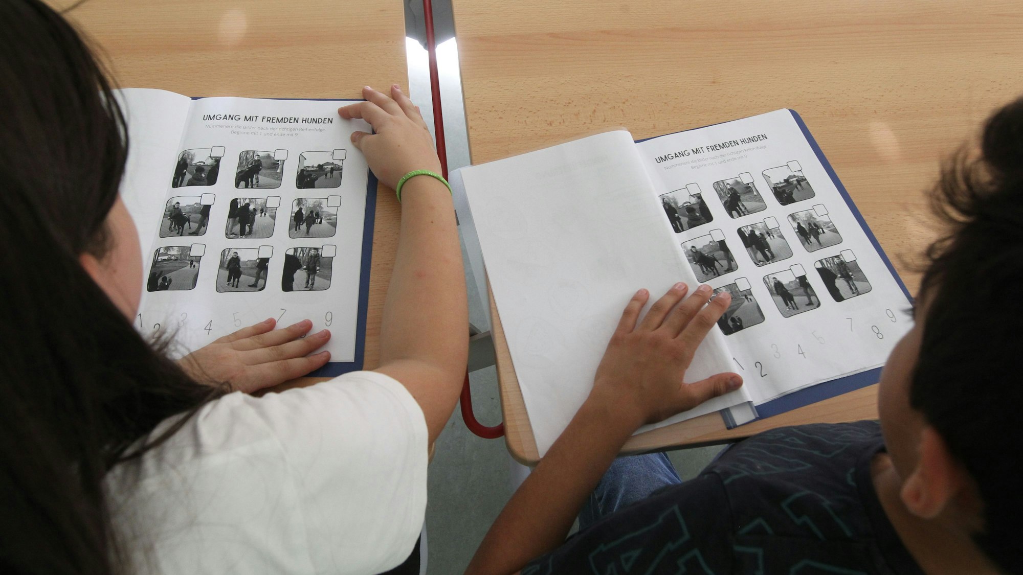 Die Kinder erarbeiten ihre einer Mappe die Ergebnisse.