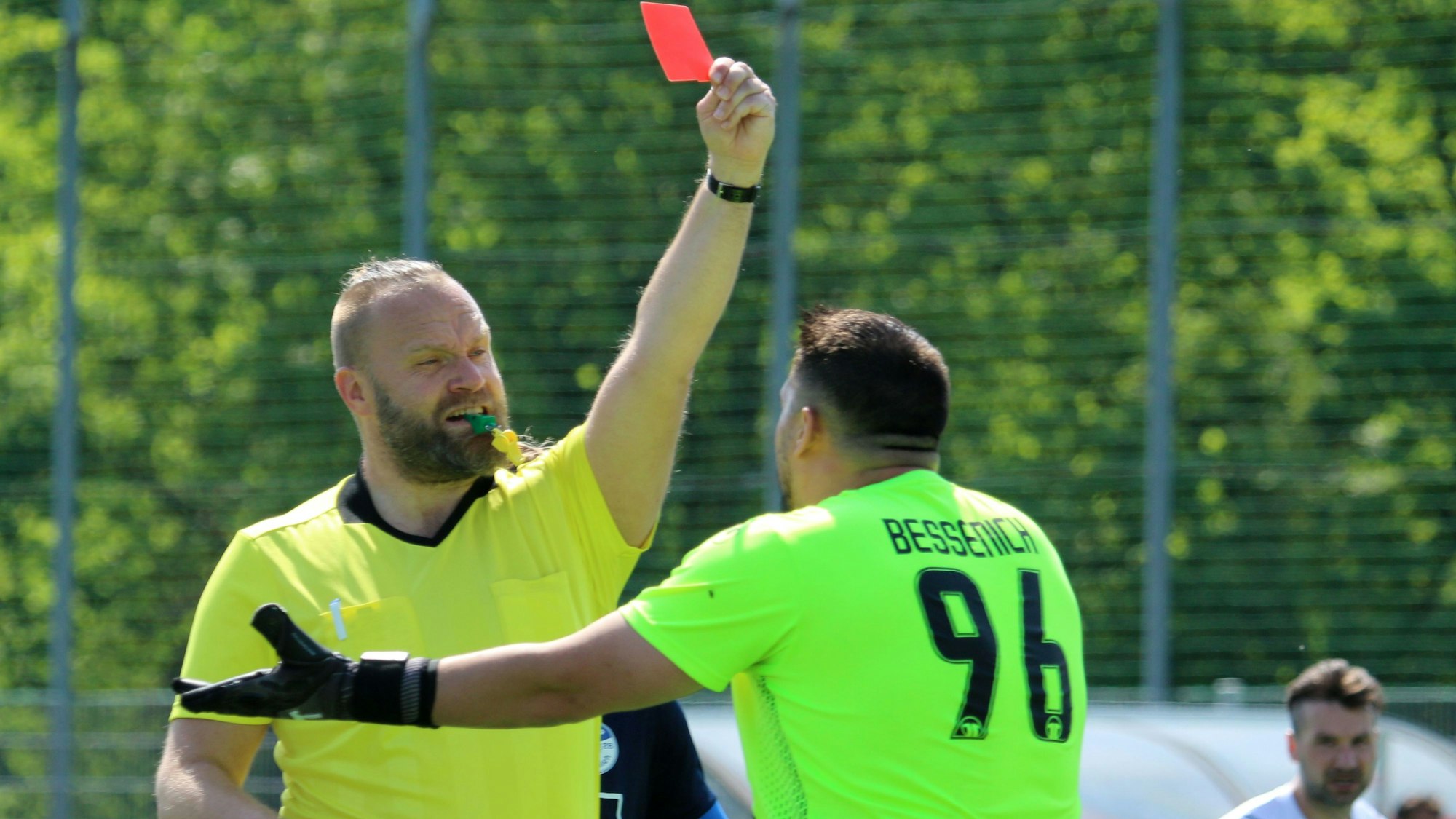 Das Bild zeigt einen Schiedsrichter, der einem Bessenicher Spieler die Rote Karte zeigt.