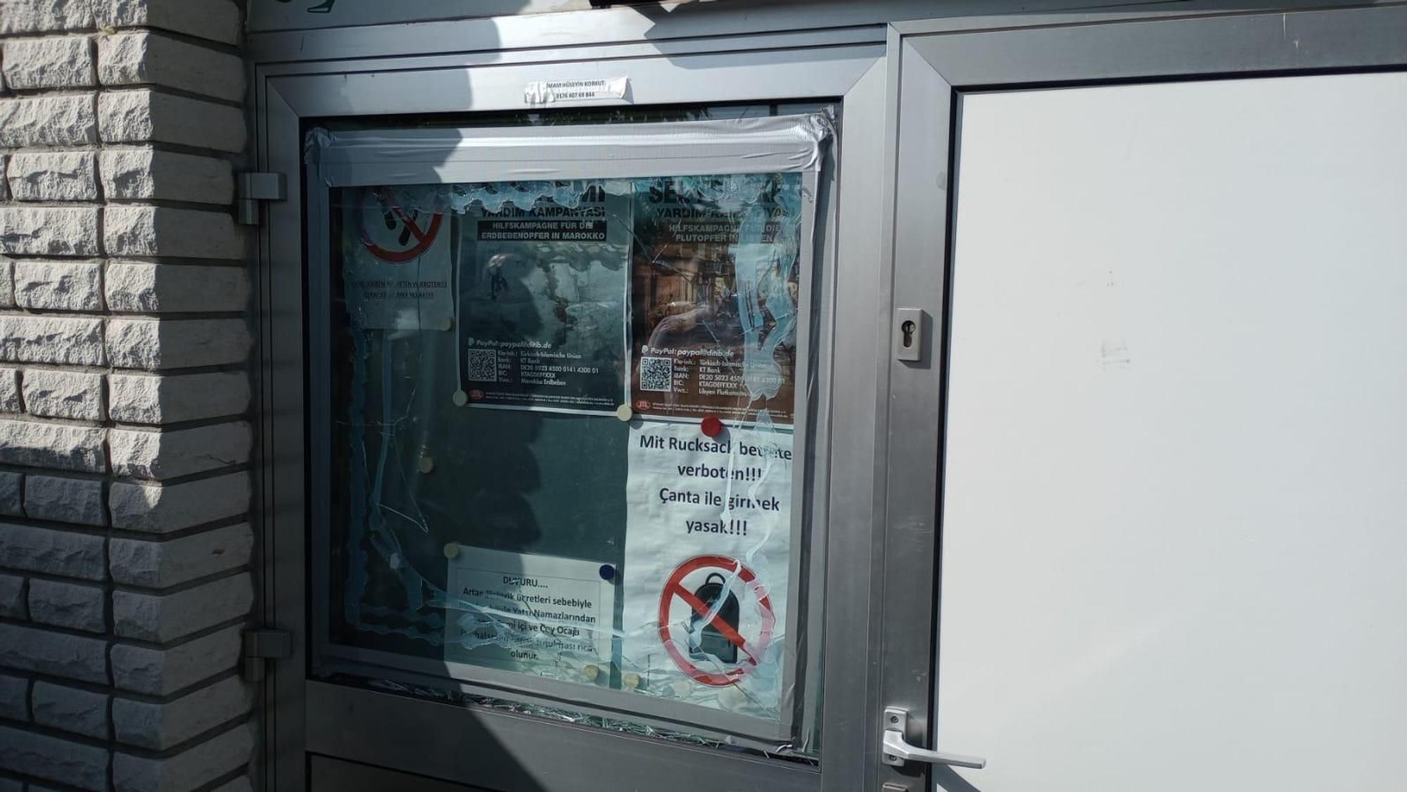 In der Eingangstür der Moschee in der Händelstraße klafft ein großes Loch.