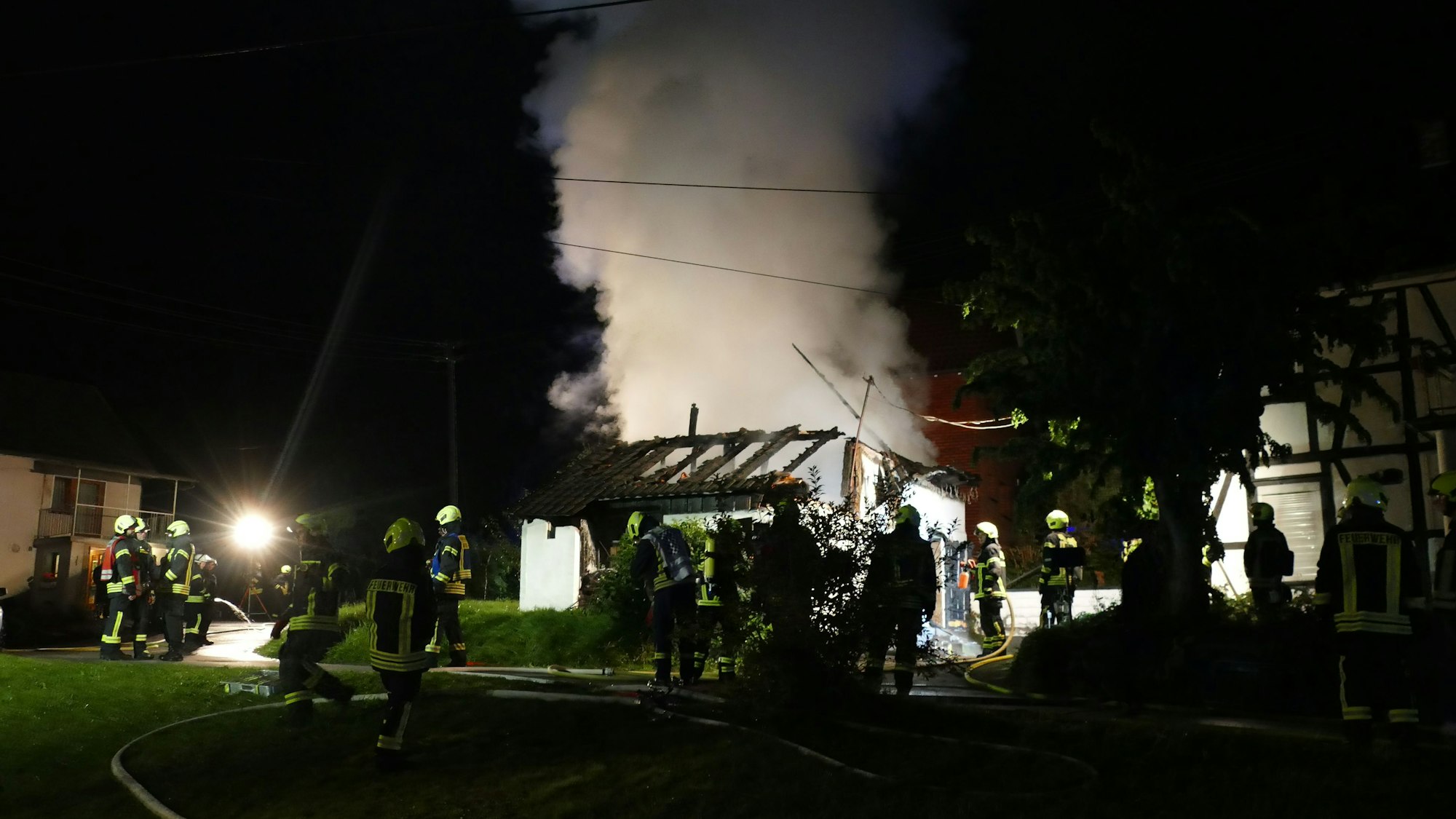 Feuerwehrleute bei den Löscharbeiten in Windeck.