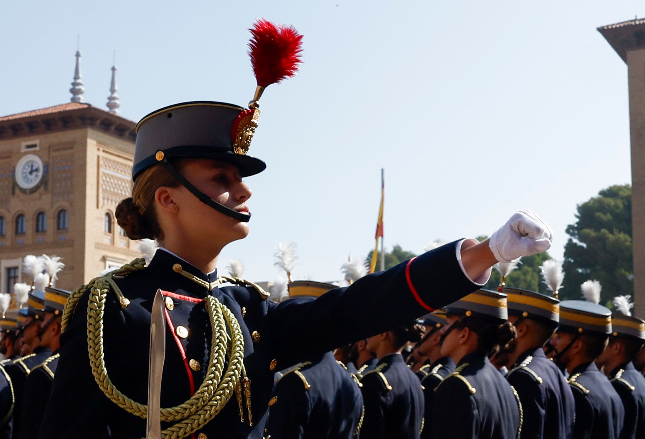 Spaniens Kronprinzessin Leonor hat nach gut sieben Wochen ihrer militärischen Ausbildung den Fahneneid geleistet.