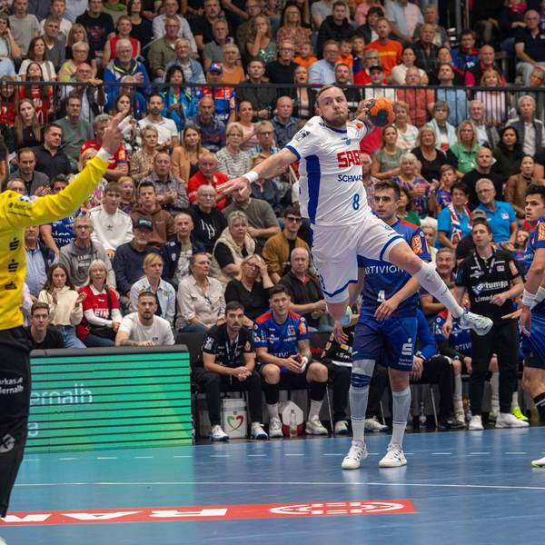 VfL-Rechtsaußen Lukas Blohme springt frei mit dem Ball in der Hand auf Balingens Torhüter zu.