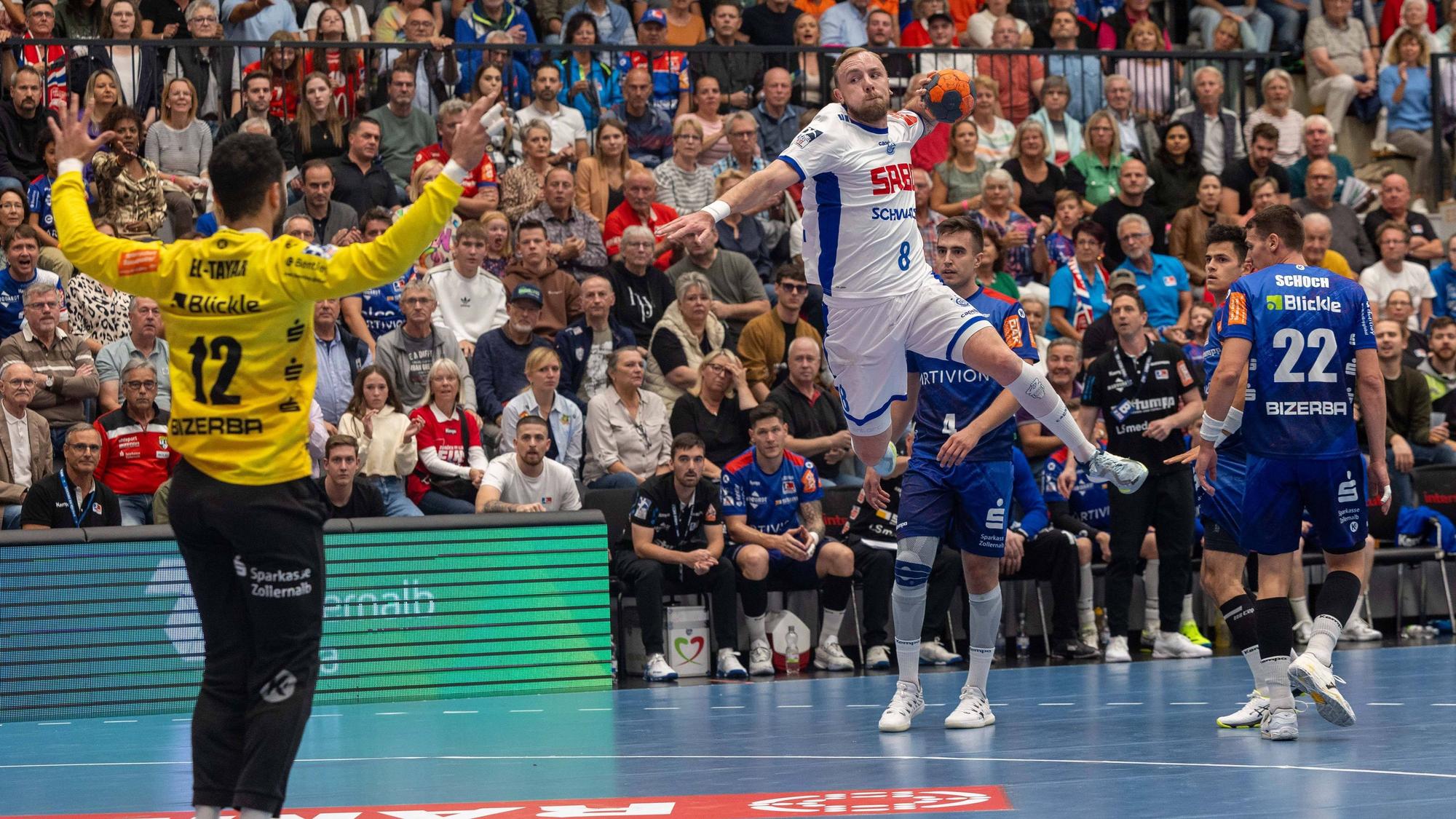 VfL-Rechtsaußen Lukas Blohme springt frei mit dem Ball in der Hand auf Balingens Torhüter zu.