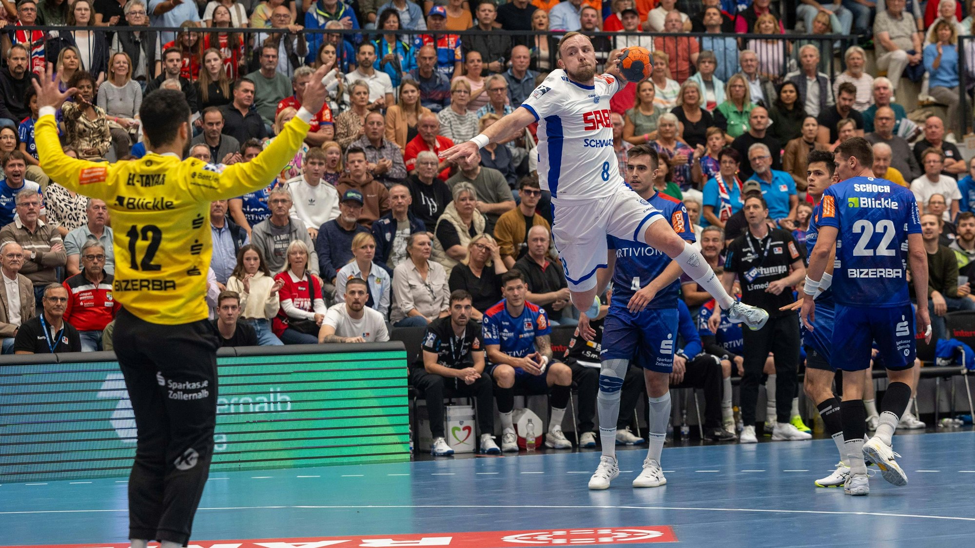 VfL-Rechtsaußen Lukas Blohme springt frei mit dem Ball in der Hand auf Balingens Torhüter zu.