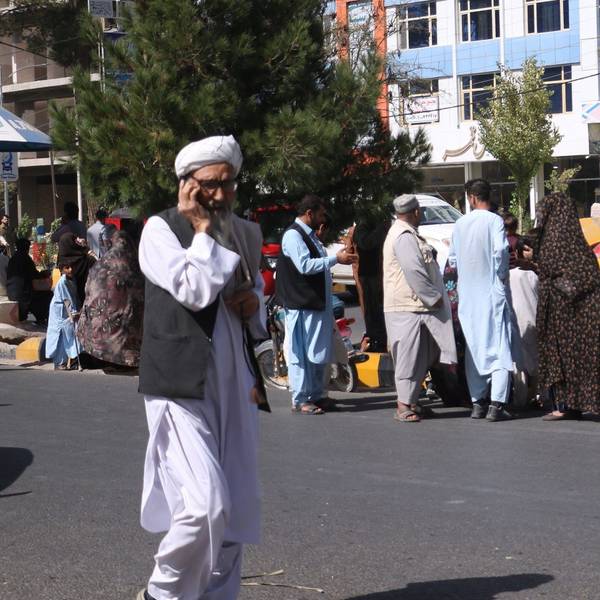 Nach den Erbeben in Afghanistan sind zahlreiche Menschen aus den Häusern auf die Straßen geflüchtet.