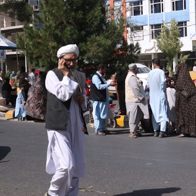 Nach den Erbeben in Afghanistan sind zahlreiche Menschen aus den Häusern auf die Straßen geflüchtet.