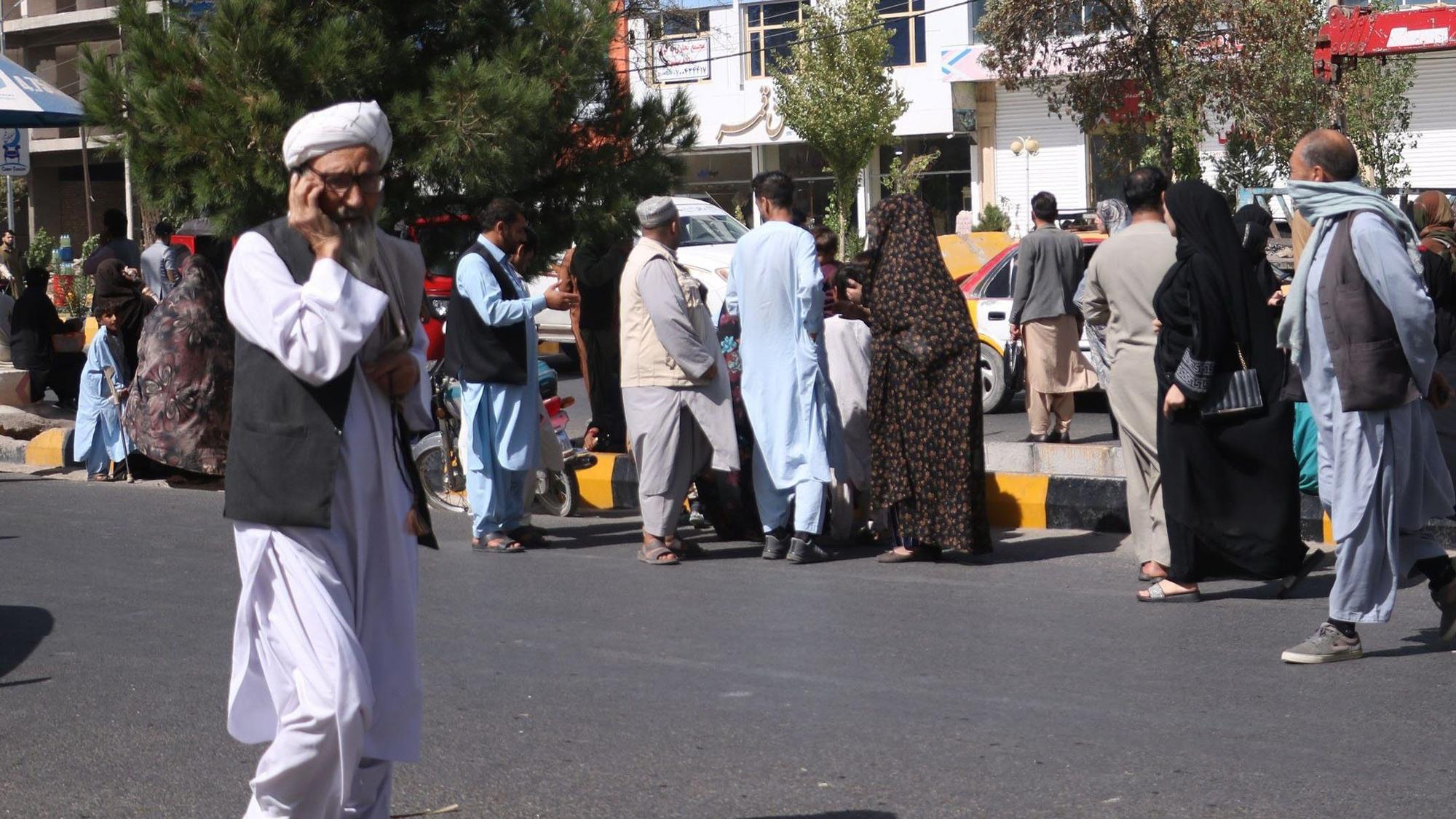 Nach den Erbeben in Afghanistan sind zahlreiche Menschen aus den Häusern auf die Straßen geflüchtet.