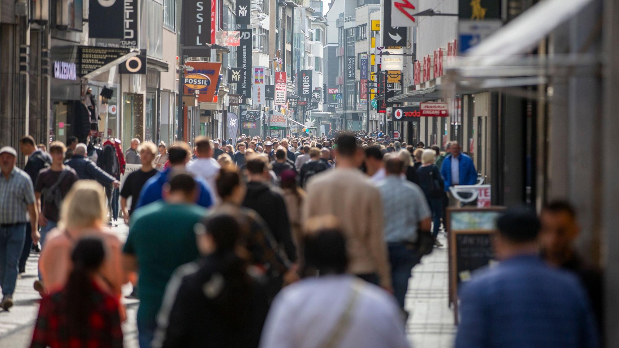 Viele Leute in der Einkaufsstraße.