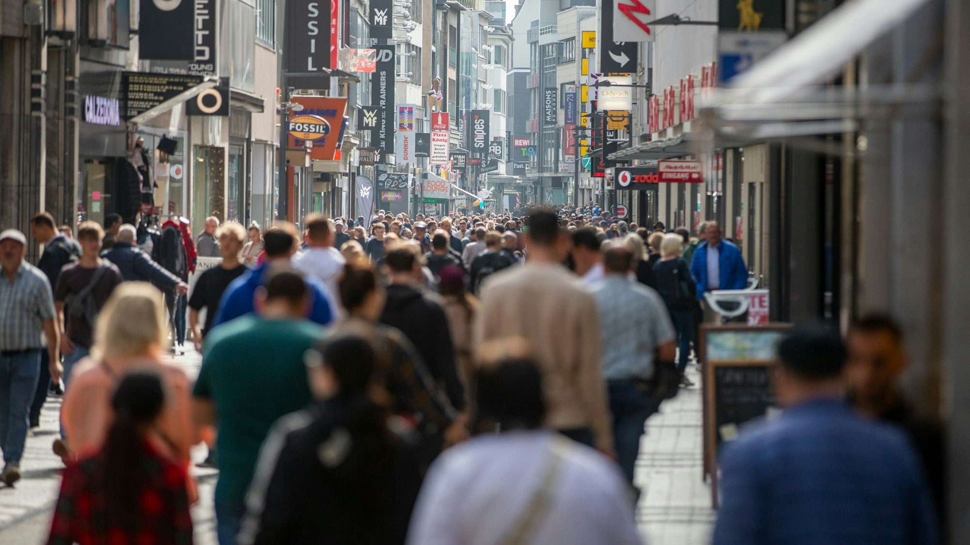 Viele Leute in der Einkaufsstraße.