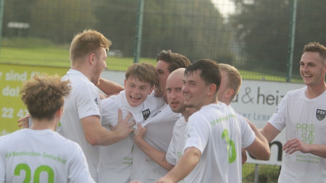Der FSV jubelt über den 1:0-Treffer durch Paul Orfgen.
