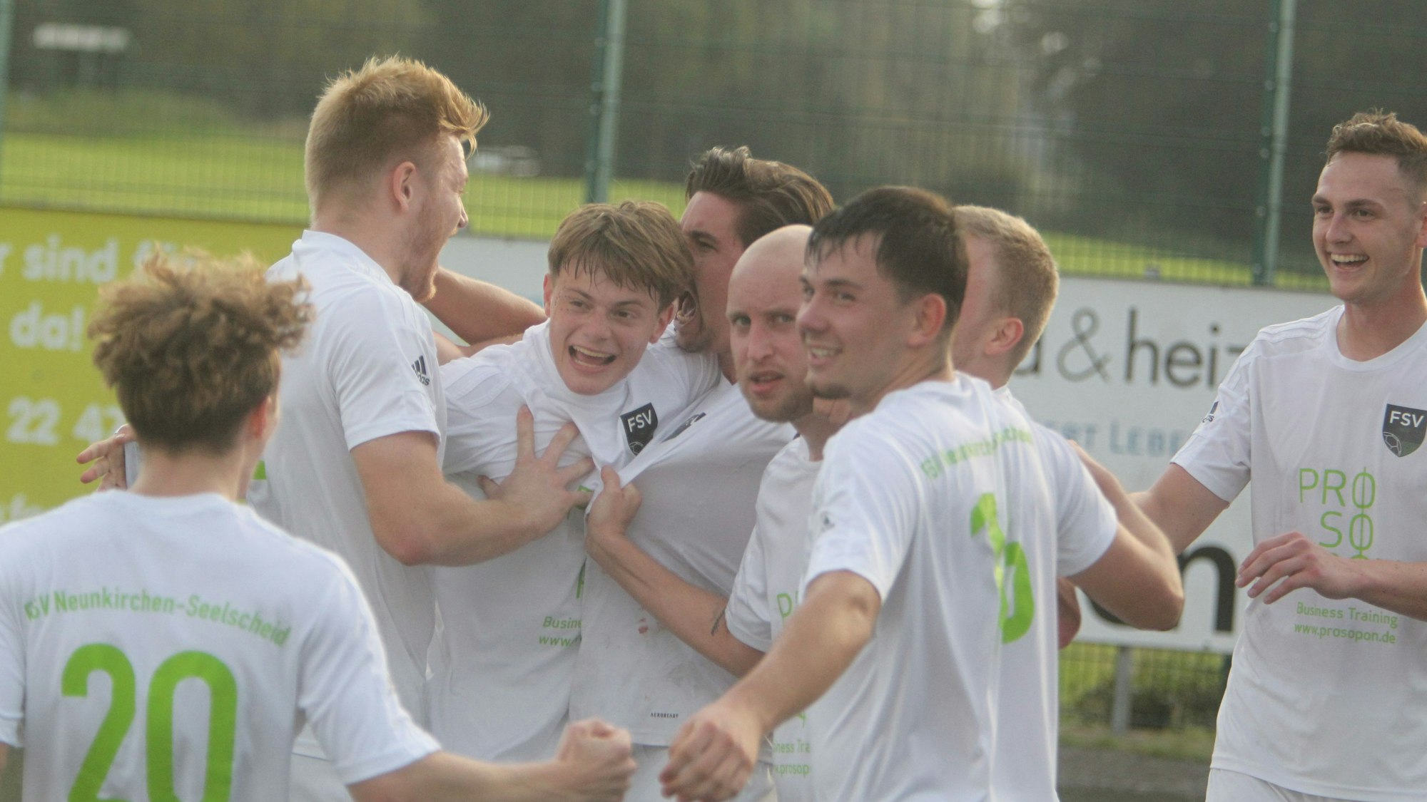 Der FSV jubelt über den 1:0-Treffer durch Paul Orfgen.