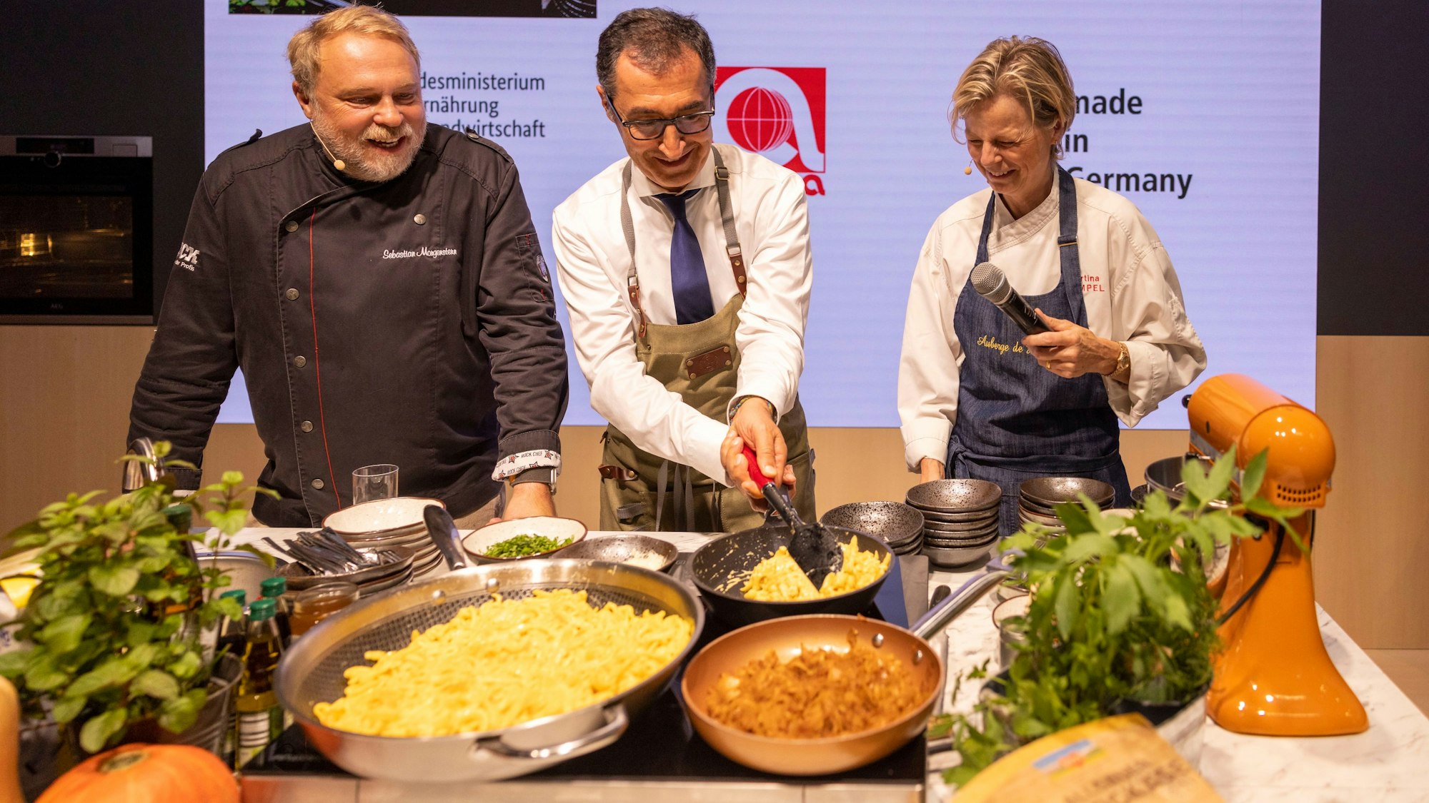 Cem Özdemir an einer Pfanne