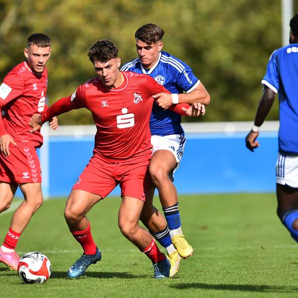 Fußball A-Junioren DFB-Pokal - Achtelfinale: Schalke 04 - 1. FC Köln am 07.10.2023 am Parkstadion Rasenplatz 4 in Gelsenkirchen
Julian Andreas Pauli ( 1. FC Köln U19 ), vorne - Bilal Brusdeilins ( FC Schalke 04 U19 ), hinten
Foto: Thorsten Tillmann / FUNKE Foto Services