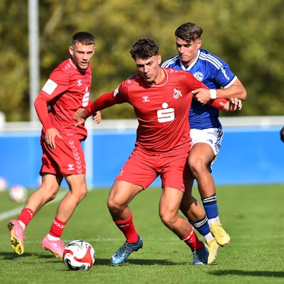 Fußball A-Junioren DFB-Pokal - Achtelfinale: Schalke 04 - 1. FC Köln am 07.10.2023 am Parkstadion Rasenplatz 4 in Gelsenkirchen
Julian Andreas Pauli ( 1. FC Köln U19 ), vorne - Bilal Brusdeilins ( FC Schalke 04 U19 ), hinten
Foto: Thorsten Tillmann / FUNKE Foto Services