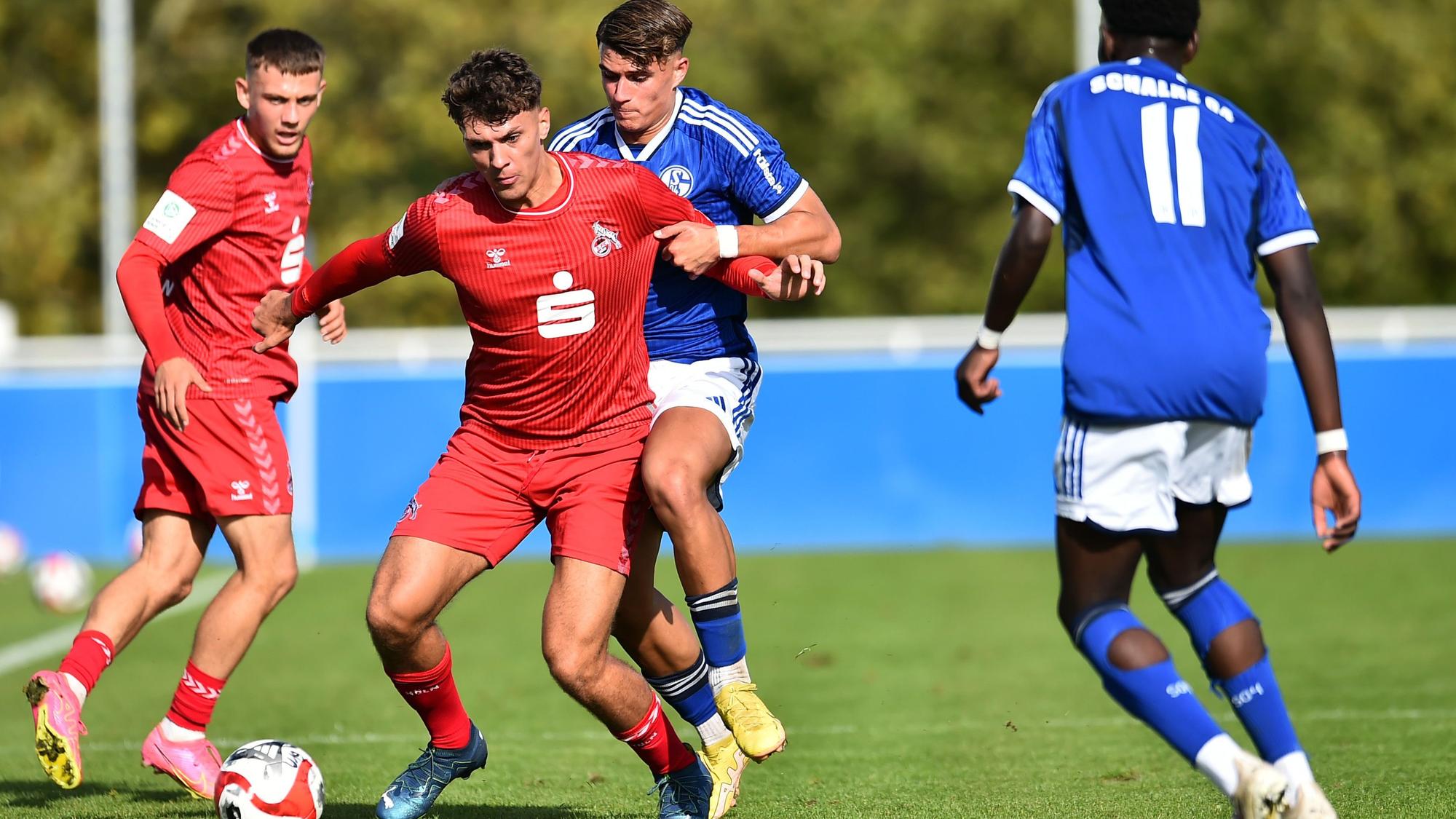 Fußball A-Junioren DFB-Pokal - Achtelfinale: Schalke 04 - 1. FC Köln am 07.10.2023 am Parkstadion Rasenplatz 4 in Gelsenkirchen
Julian Andreas Pauli ( 1. FC Köln U19 ), vorne - Bilal Brusdeilins ( FC Schalke 04 U19 ), hinten
Foto: Thorsten Tillmann / FUNKE Foto Services