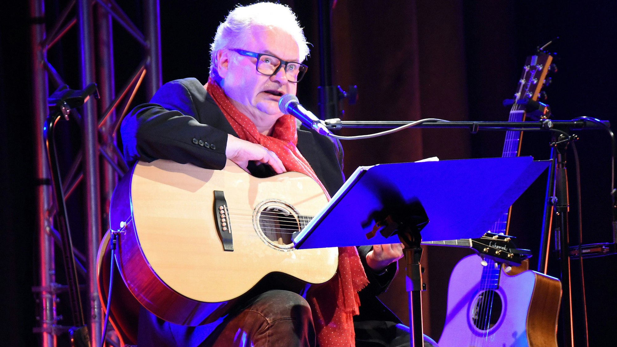 Heinz Rudolf Kunze an der Gitarre