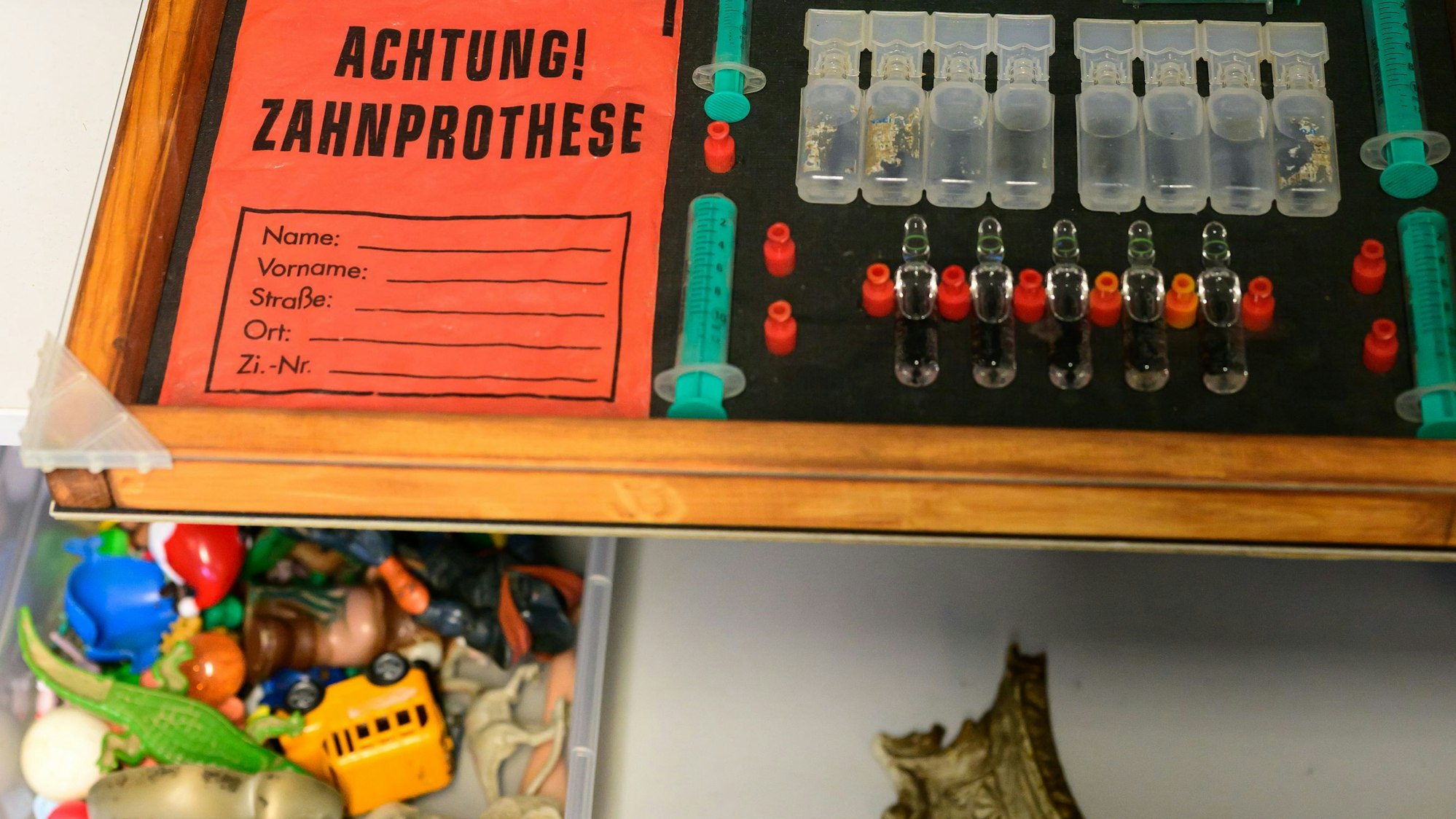 Spielzeug und Spritzen aus dem Rhein