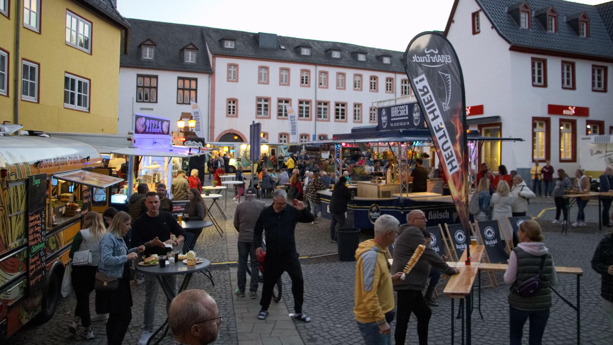 Vor dem Bad Münstereifeler Rathaus stehen zahlreiche Essensbuden, an denen sich Menschen tummeln.