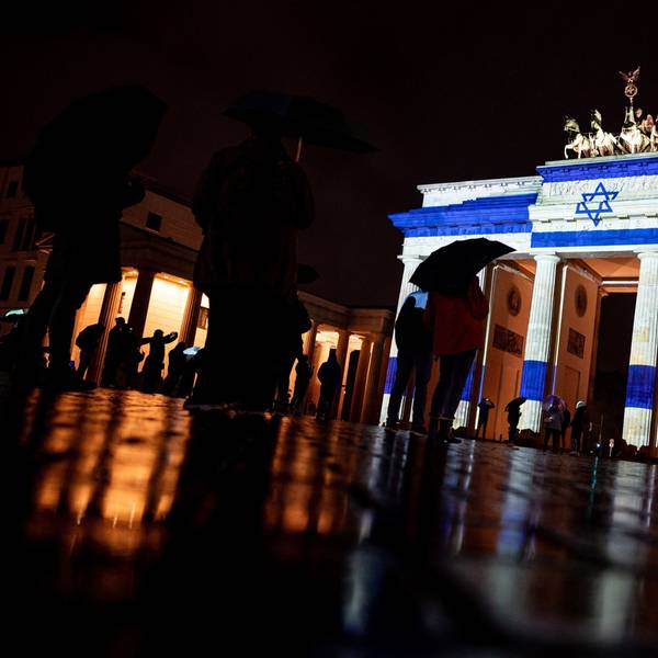 Die Israelische Flagge wurde am Samstagabend als Solidaritätsbekundung auf das Brandenburger Tor projiziert.