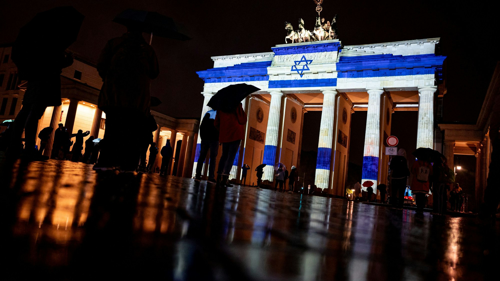 Die Israelische Flagge wurde am Samstagabend als Solidaritätsbekundung auf das Brandenburger Tor projiziert.