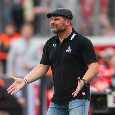 Kölns Trainer Steffen Baumgart gestikuliert an der Seitenlinie.