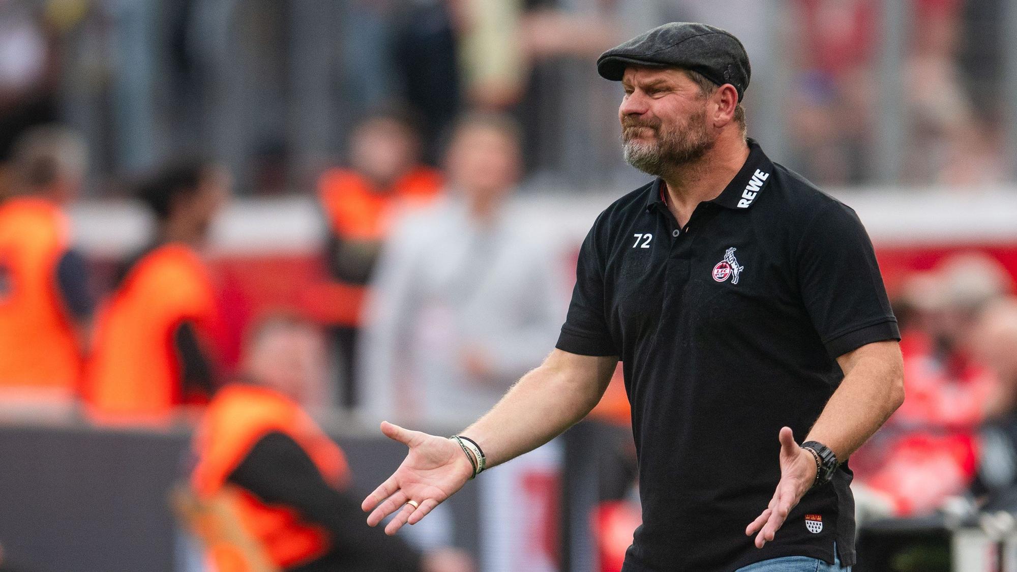Kölns Trainer Steffen Baumgart gestikuliert an der Seitenlinie.