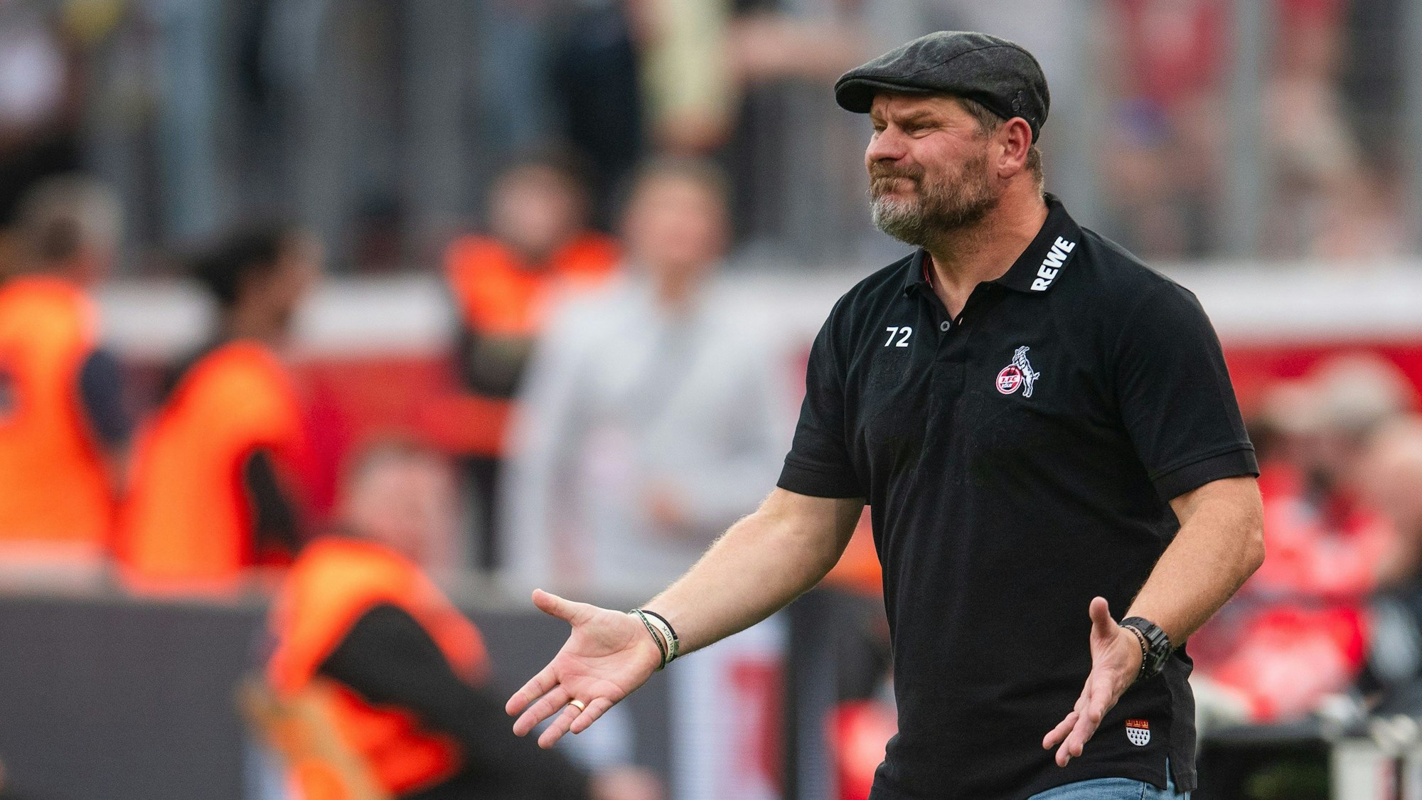 Kölns Trainer Steffen Baumgart gestikuliert an der Seitenlinie.