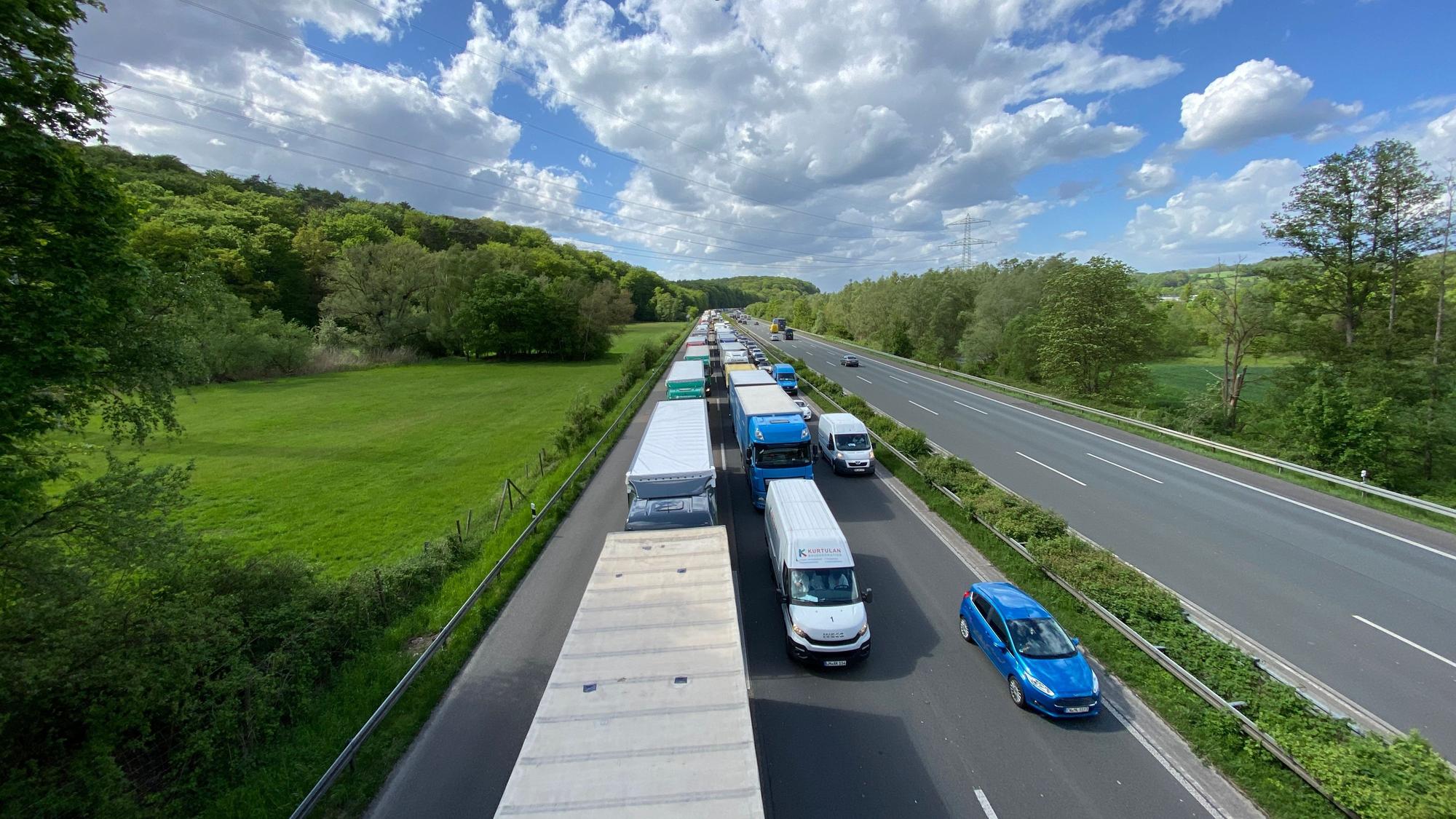 Auf der Autobahn 3 staut sich der Verkehr nach einem Unfall in einer Fahrtrichtung.