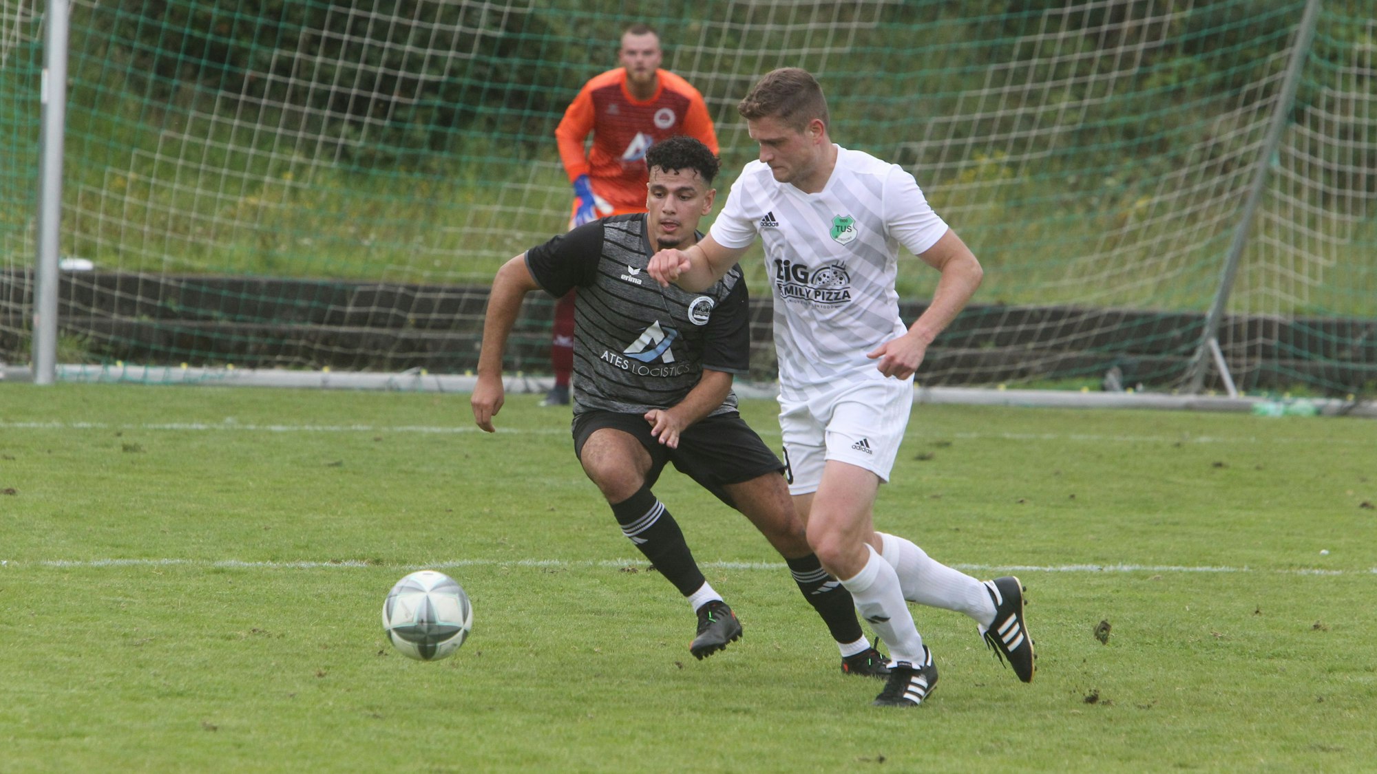Yassine El Bighouti (links) vom 1. FC Niederkassel und Max Müller vom TuS Buisdorf