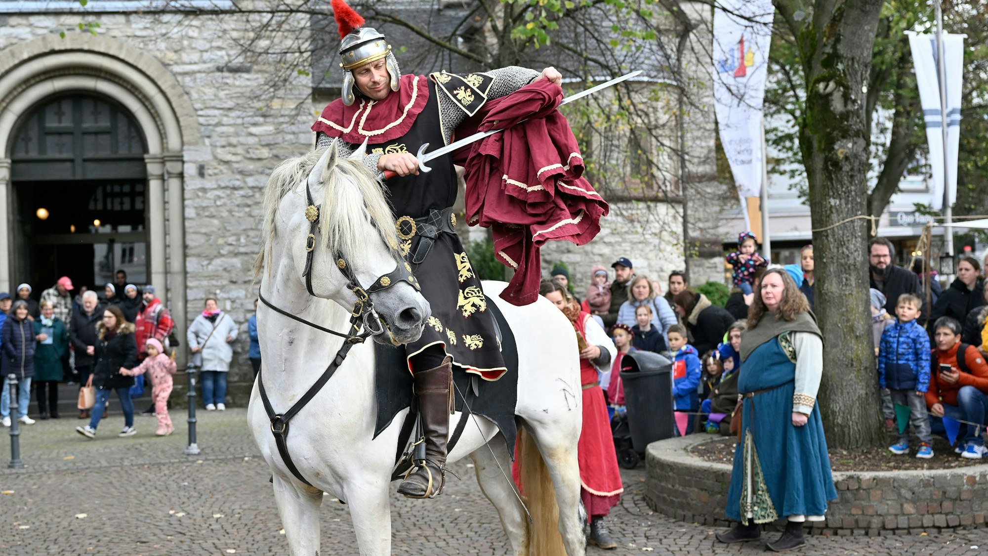 Wenn St. Martin in Gladbach seinen Mantel teilt, sollen die Geschäfte geöffnet haben.