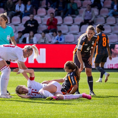 GOOGLE PIXEL Frauen-Bundesliga: 1. FC Köln - MSV Duisburg Sharon Beck 1. FC Koeln, Nr. 10 verletzt nach ihrem Tor zum 1:0 GOOGLE PIXEL Frauen-Bundesliga: 1. FC Köln - MSV Duisburg, 3. Spieltag, am 07.10.2023 im Franz-Kremer-Stadion in Koeln. DFL REGULATIONS PROHIBIT ANY USE OF PHOTOGRAPHS AS IMAGE SEQUENCES AND/OR QUASI-VIDEO. *** GOOGLE PIXEL Womens Bundesliga 1 FC Köln MSV Duisburg Sharon Beck 1 FC Koeln, Nr 10 injured after her goal to 1 0 GOOGLE PIXEL Womens Bundesliga 1 FC Köln MSV Duisburg, 3 Matchday, on 07 10 2023 at Franz Kremer Stadium in Koeln DFL REGULATIONS PROHIBIT ANY USE OF PHOTOGRAPHS AS IMAGE SEQUENCES AND OR QUASI VIDEO Copyright: xBEAUTIFULxSPORTS/LeahxKohringx