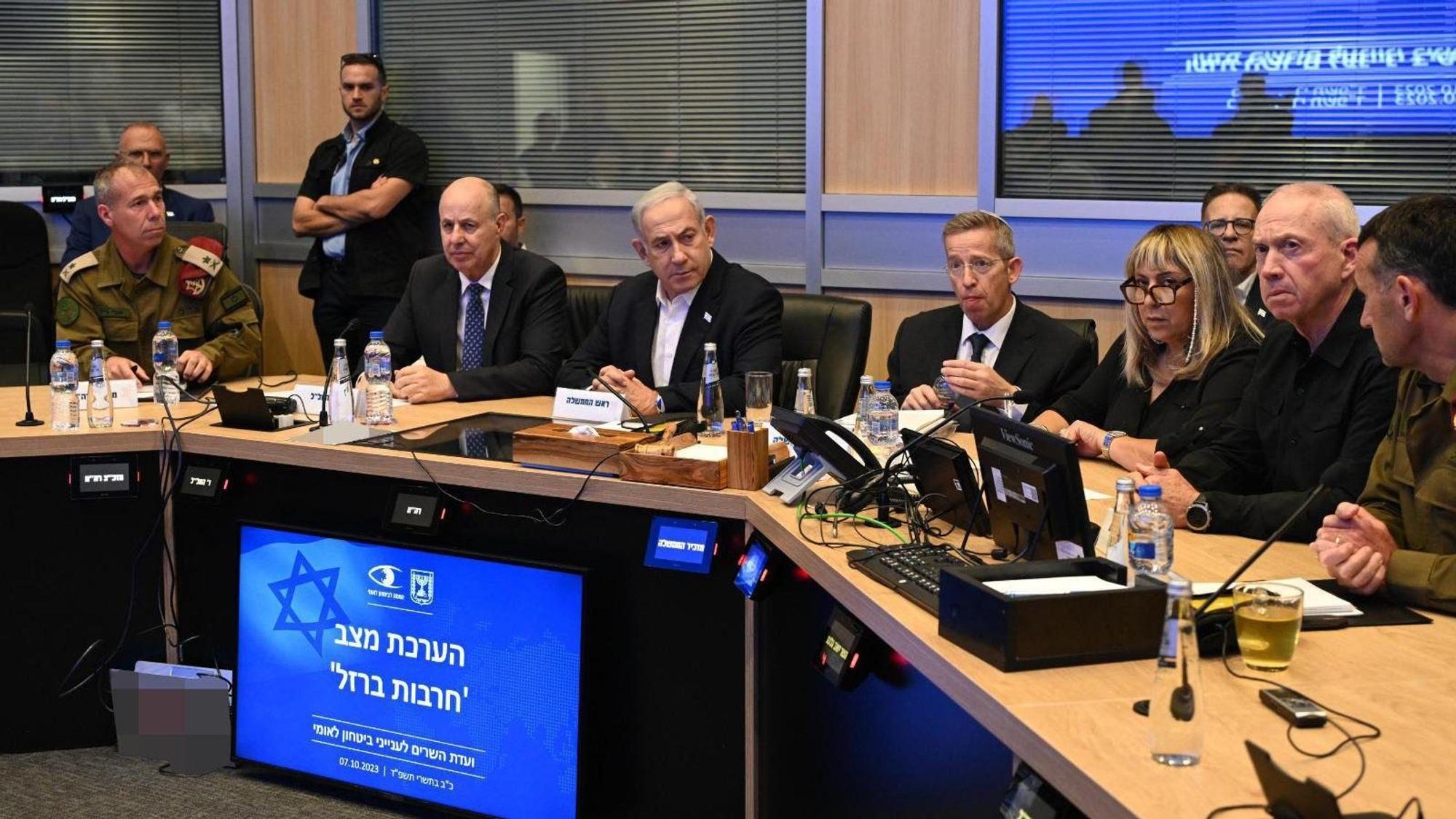 Benjamin Netanjahu (5.v.r), israelischer Premierminister, nimmt an einer Kabinettssitzung in Tel Aviv teil. Mit ihm im Raum sitzen weitere Regierungsvertreter und Militärs.