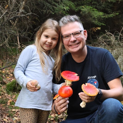 Juliana und Daniel Frank zeigen Fliegenpilze.