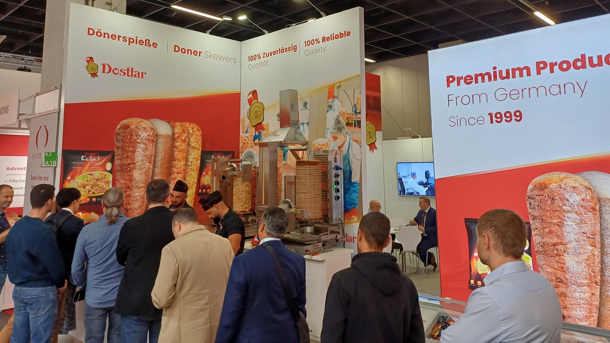 Besucher stehen an einem Döner-Stand an
