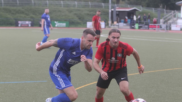 Schenken sich nichts: Tobias Wrighton (links) von den SFA und Denis Shala vom FC Kosova.