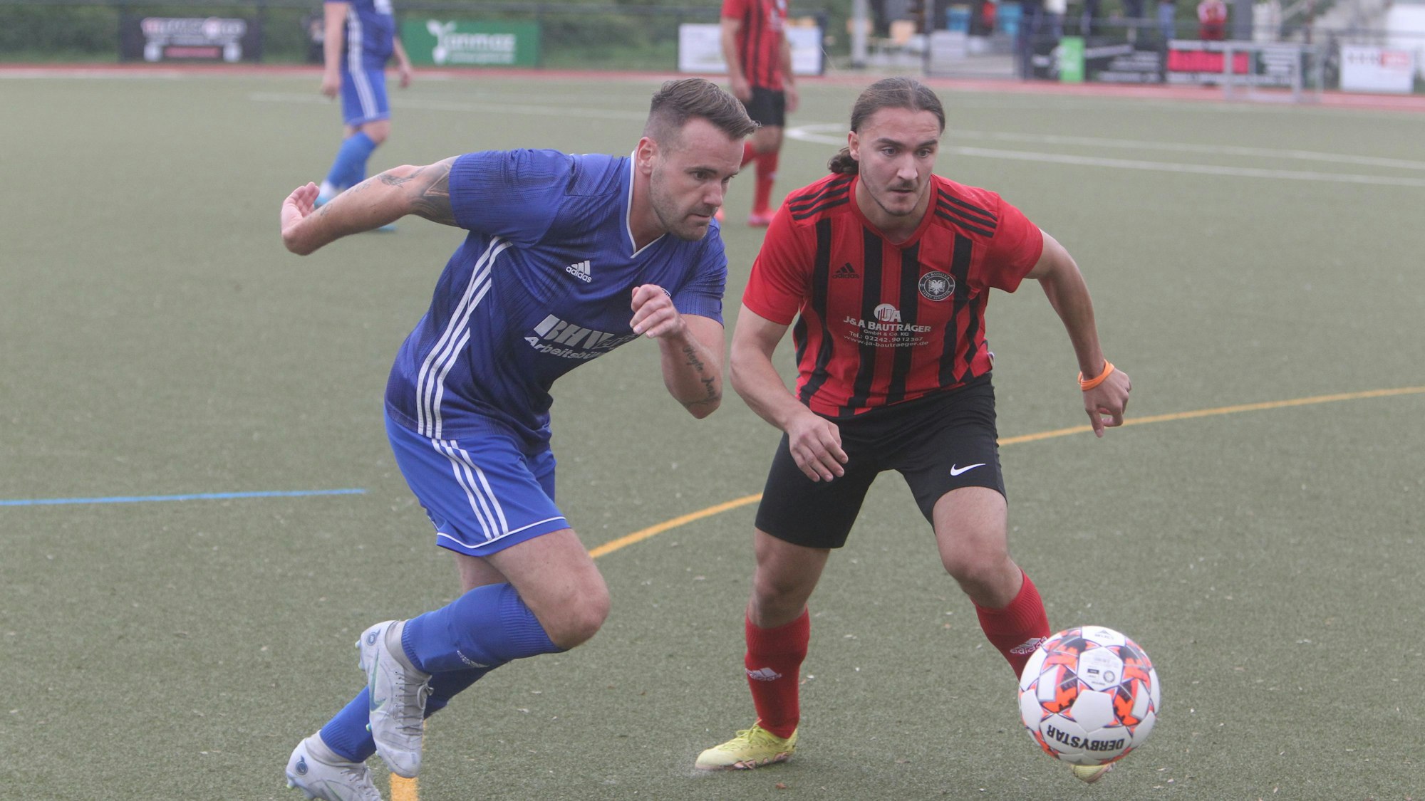 Schenken sich nichts: Tobias Wrighton (links) von den SFA und Denis Shala vom FC Kosova.