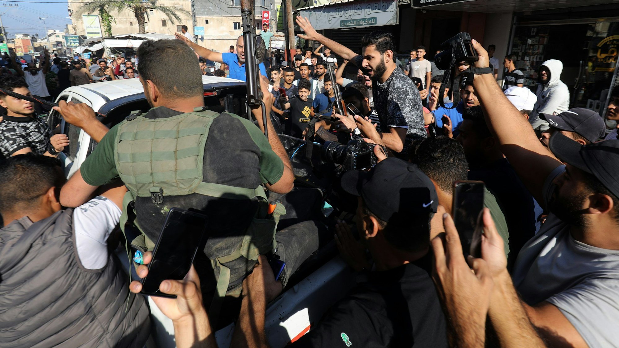 Auf palästinensischem Gebiet in Khan Yunis: Militante Palästinenser umzingeln einen Lastwagen, der angeblich einen gefangenen Israeli transportiert.