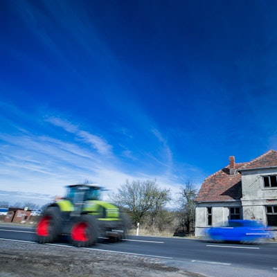 Ein Traktor fährt an einem leerstehenden und verfallenen Wohnhaus an der Bundesstraße 5 in Kremmin vorbei. Nach Prognosen des Instituts der deutschen Wirtschaft (IW) wird die Bevölkerungzahl im Nordosten bis 2035 um 4,8 Prozent zurückgehen. Mit rund 77.000 weniger Menschen verzeichnet Mecklenburg-Vorpommern dann den viertgrößten Bevölkerungsschwund aller Bundesländer.